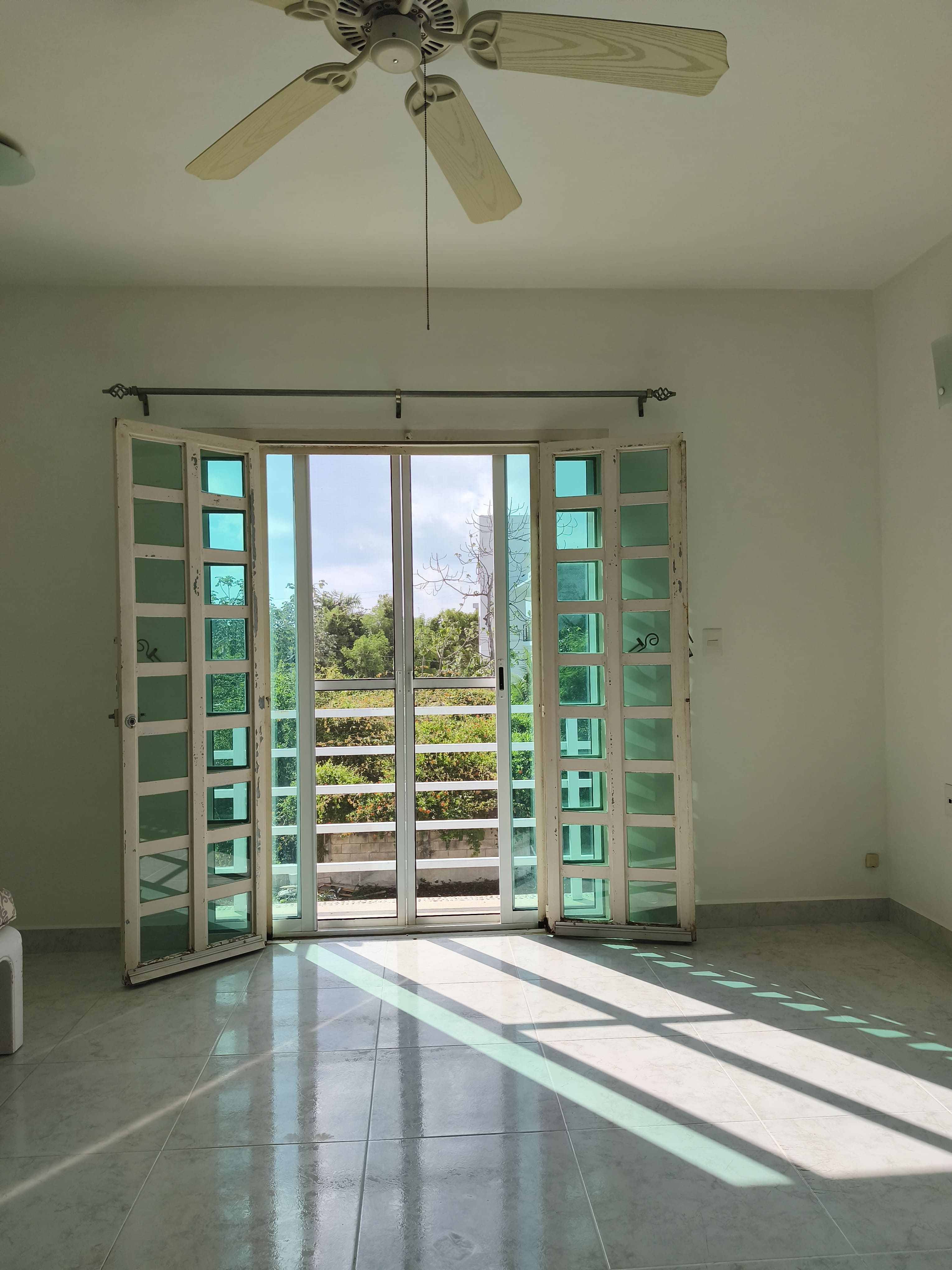CASA EN RENTA RESIDENCIAL VALLE REAL (AV. HUAYACAN) CANCUN