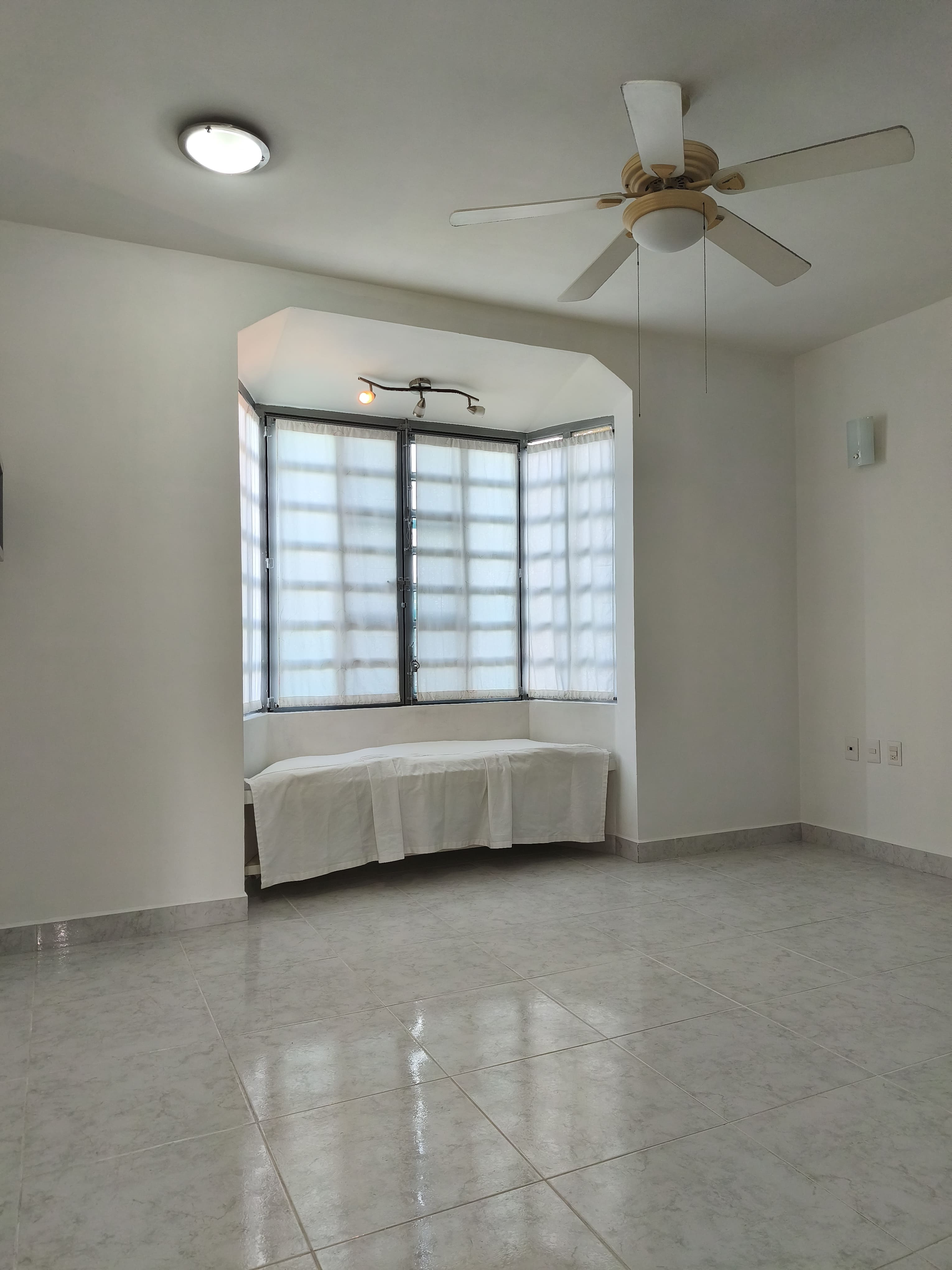 CASA EN RENTA RESIDENCIAL VALLE REAL (AV. HUAYACAN) CANCUN